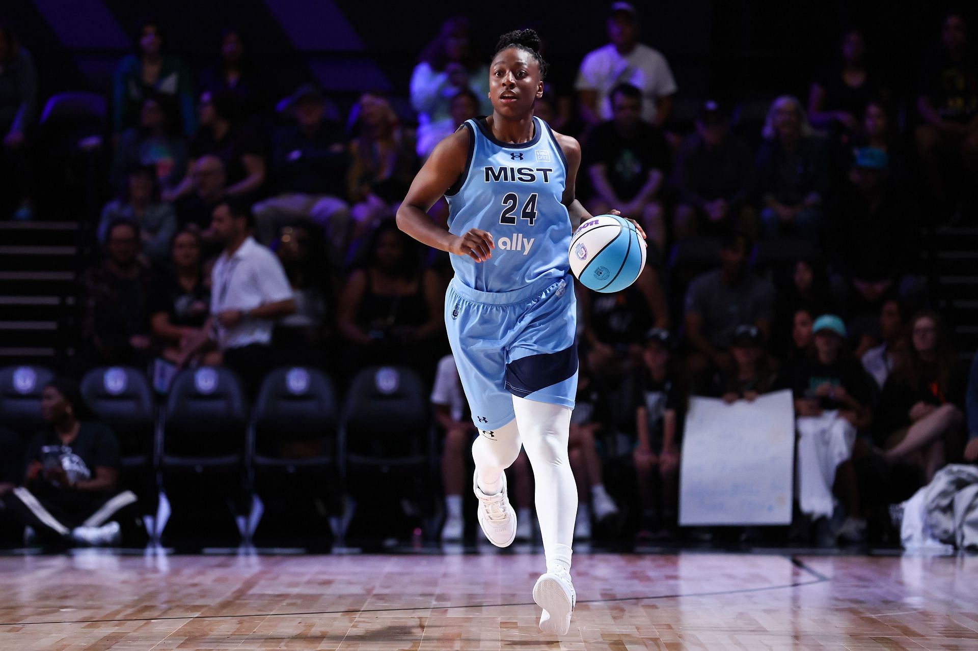 Jewell Loyd #24 of the Mist dribbles the ball (Source: Getty)