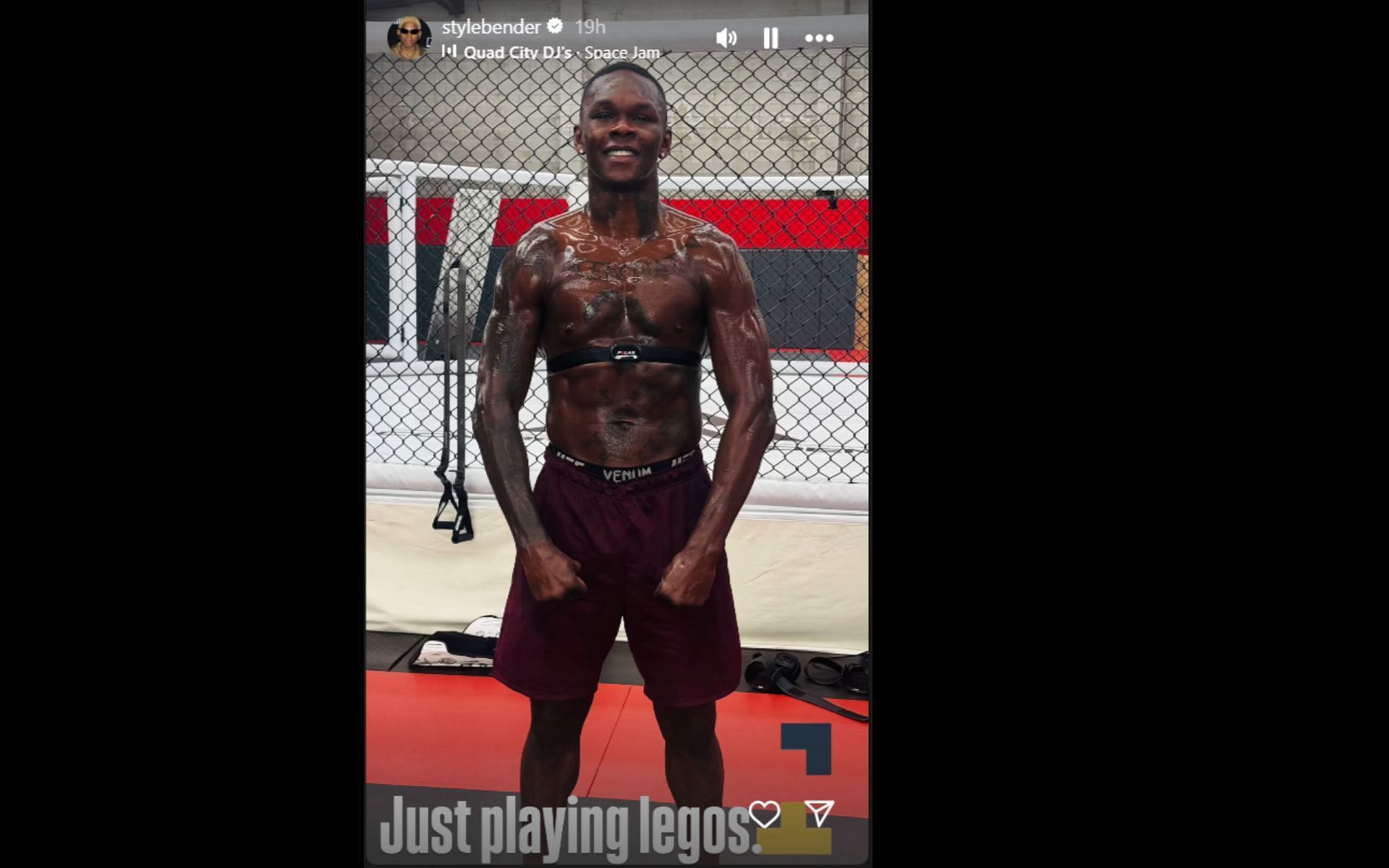 Screenshot of Israel Adesanya showing off his shredded body: [Image courtesy: @stylebender on Instagram]