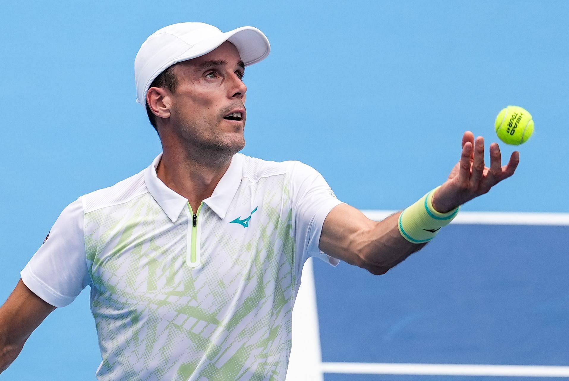 Roberto Bautista Agut prepares to serve | Image Source: Getty