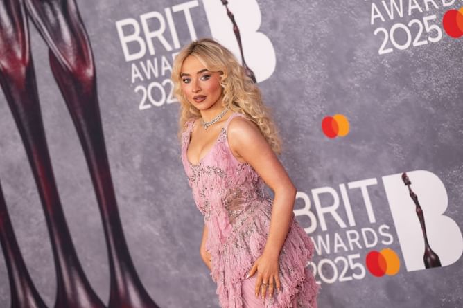 "Don't take your kids to her show" — Netizens react as Sabrina Carpenter debuts new Eiffel Tower ‘Juno’ position, sparks debate