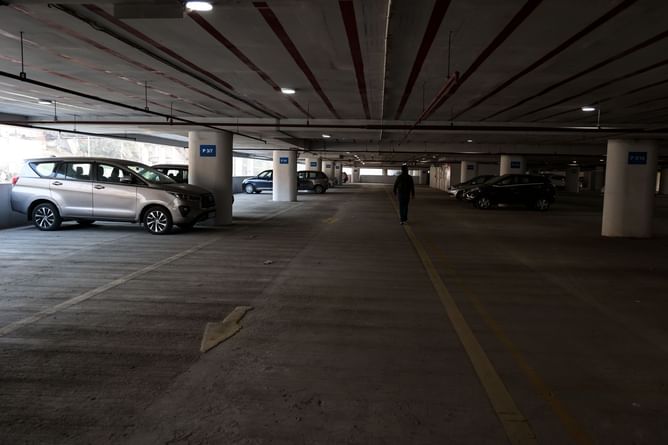 "Maybe it's AI?" — Internet reacts to woman reportedly freezing mid-walk in Los Angeles parking lot