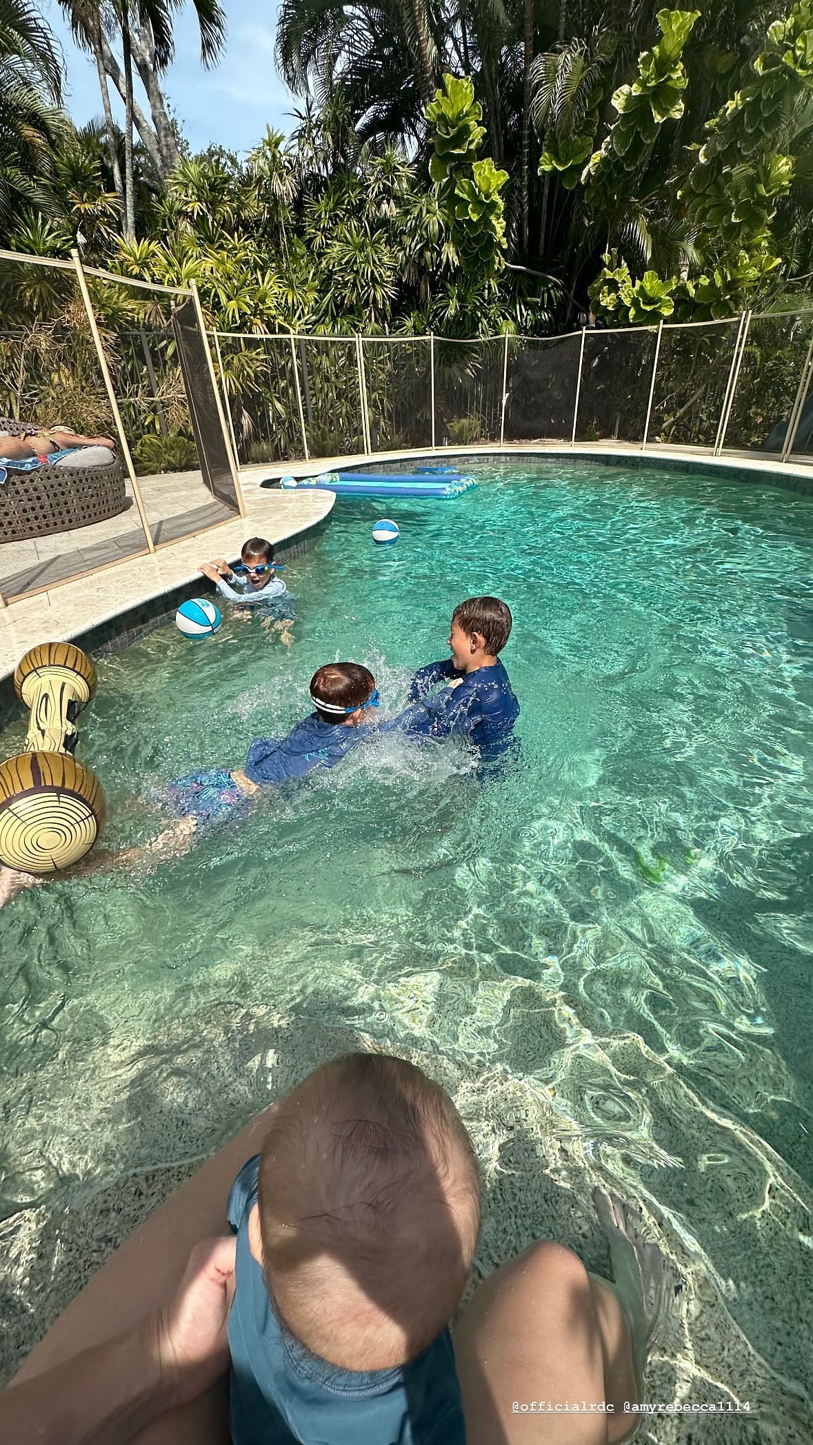 Becks Hayden enjoys day by the pool with Amanda. Source : @Instagram/amandaaawallace