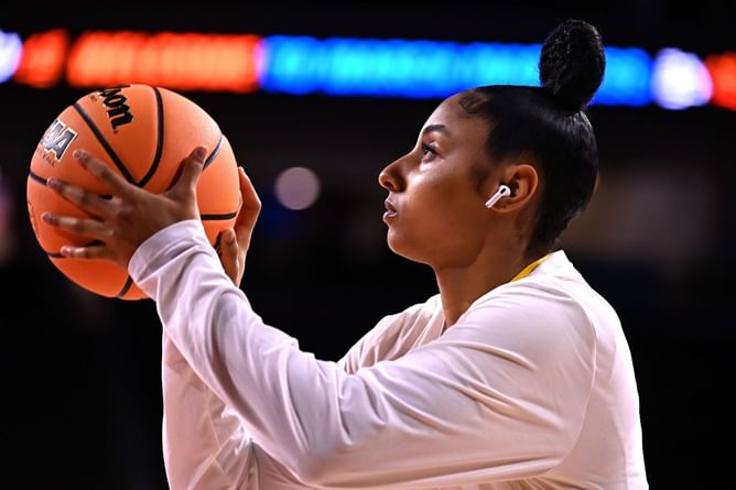 "Reminds me of Kawhi ACL"; "take my knee": College hoops fans react as JuJu Watkins gets carried off court with apparent knee injury