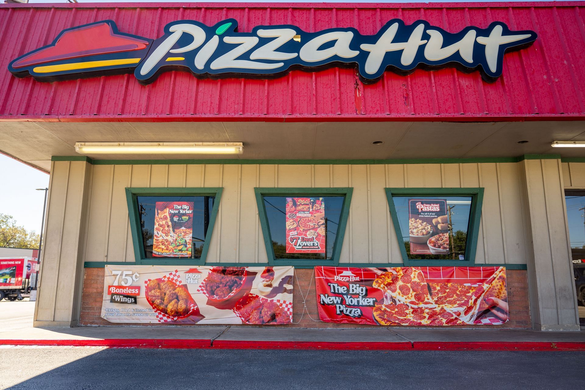 Pizza Hut has one of the most famous fast-food rivalries with Domino&#039;s (Image Source: Getty)