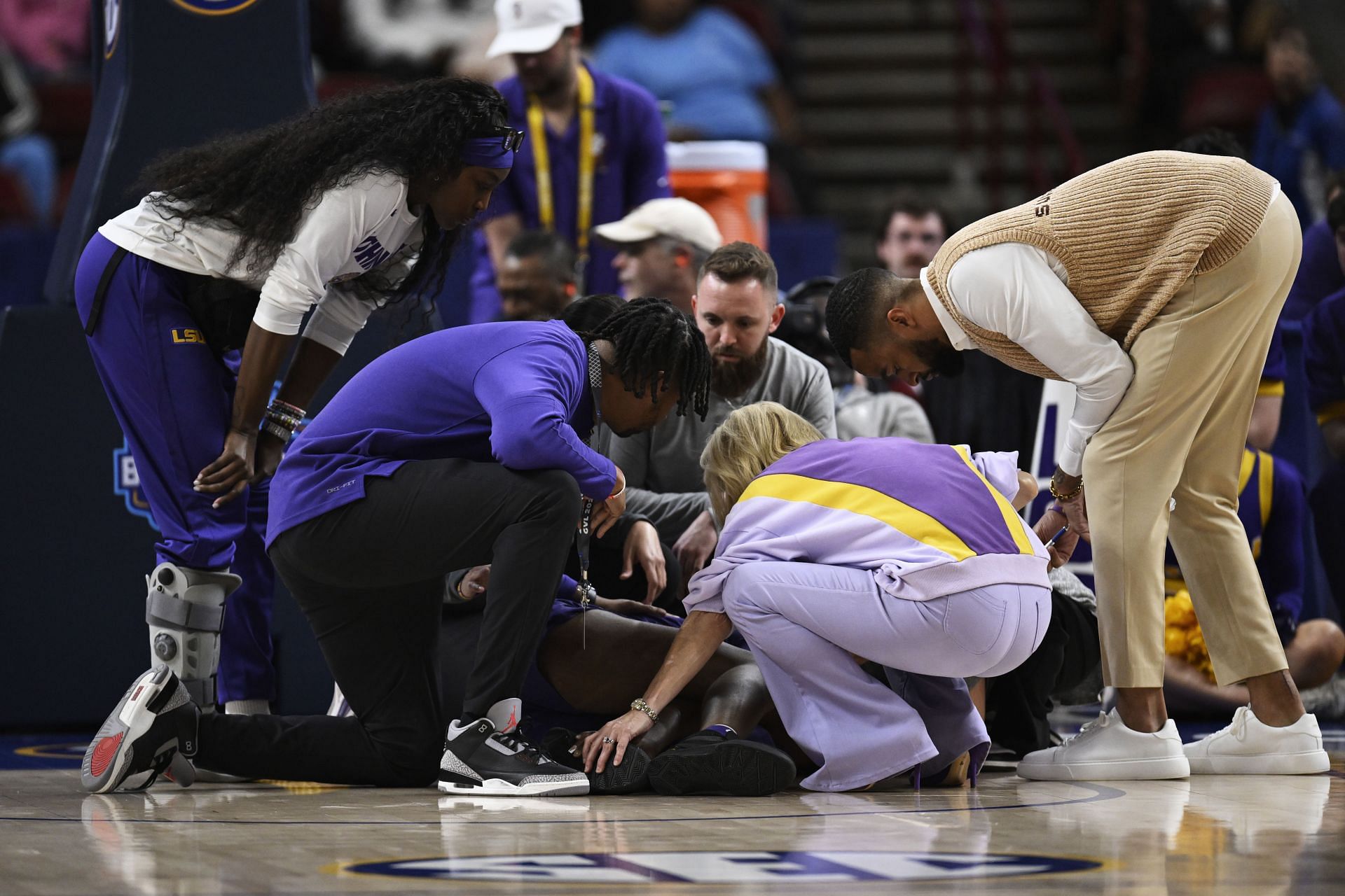 Flau&#039;jae Johnson, Kim Mulkey and LSU staffs gather around injured Aneesah Morrow - Source: Getty