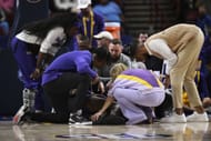 Flau'jae Johnson, Kim Mulkey and LSU staffs gather around injured Aneesah Morrow - Source: Getty