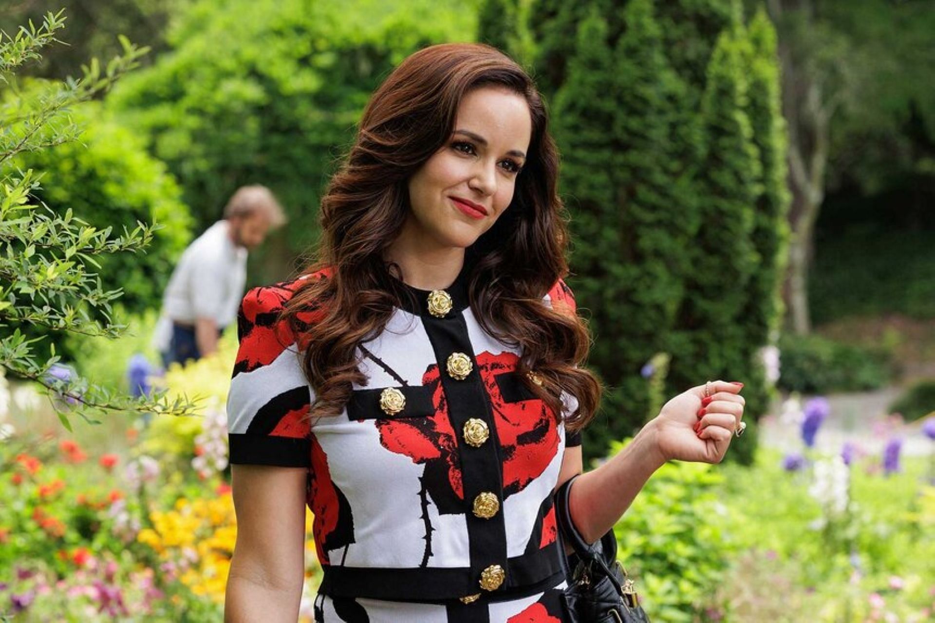 Birdie in Grosse Pointe Garden Society episode 1 (Image via NBC)