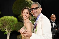 "I'd probably be doing the same"— Netizens react to Jeff Goldblum looking at his own red carpet photos at the Oscars