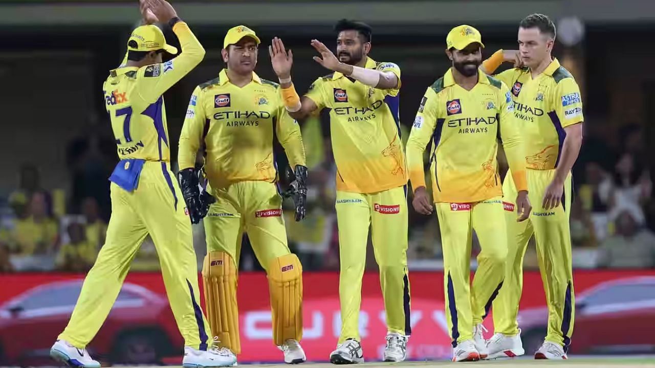 खलील और रुतुराज पर लग रहे हैं गेंद से छेड़छाड़ के आरोप (photo credit- iplt20.com)