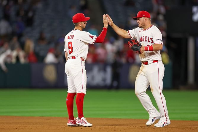 Watch: Mike Trout left perplexed by Zach Neto crashing autograph session to present MLB The Show 25 Diamond Club card