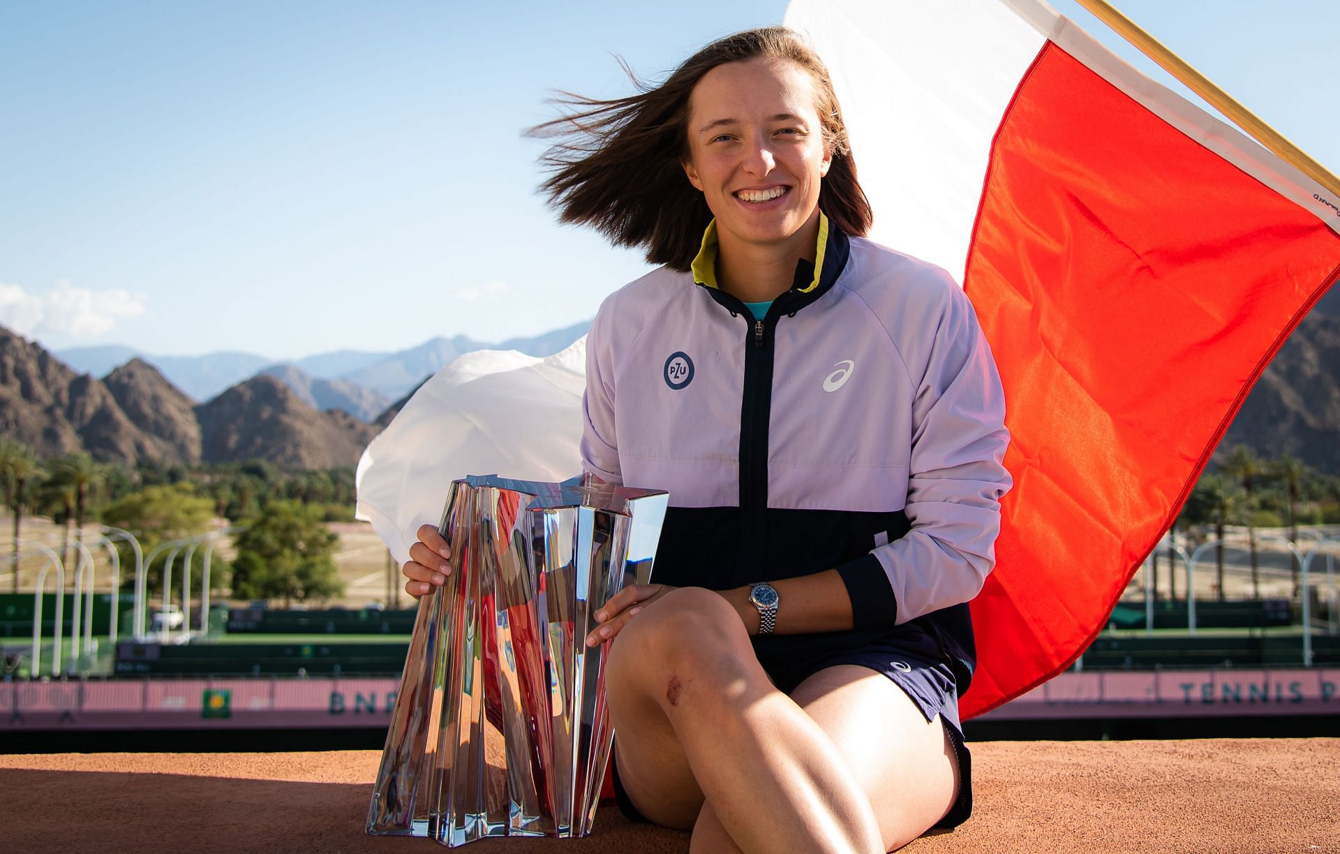 Iga Swiatek poses with the Indian Wells title in 2022 | Image Source: Getty