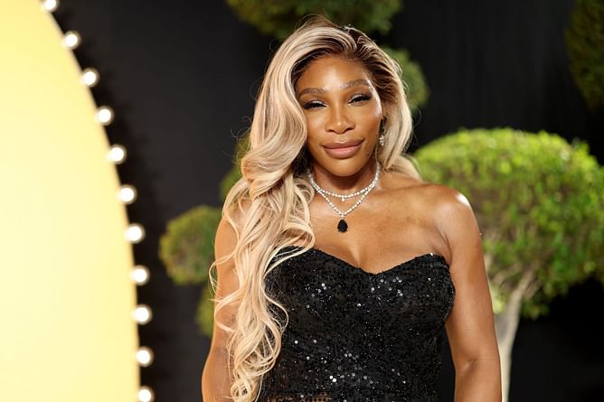 Serena Williams showcases how quickly her mood can change: From glammed up selfie to munching on snack in her car