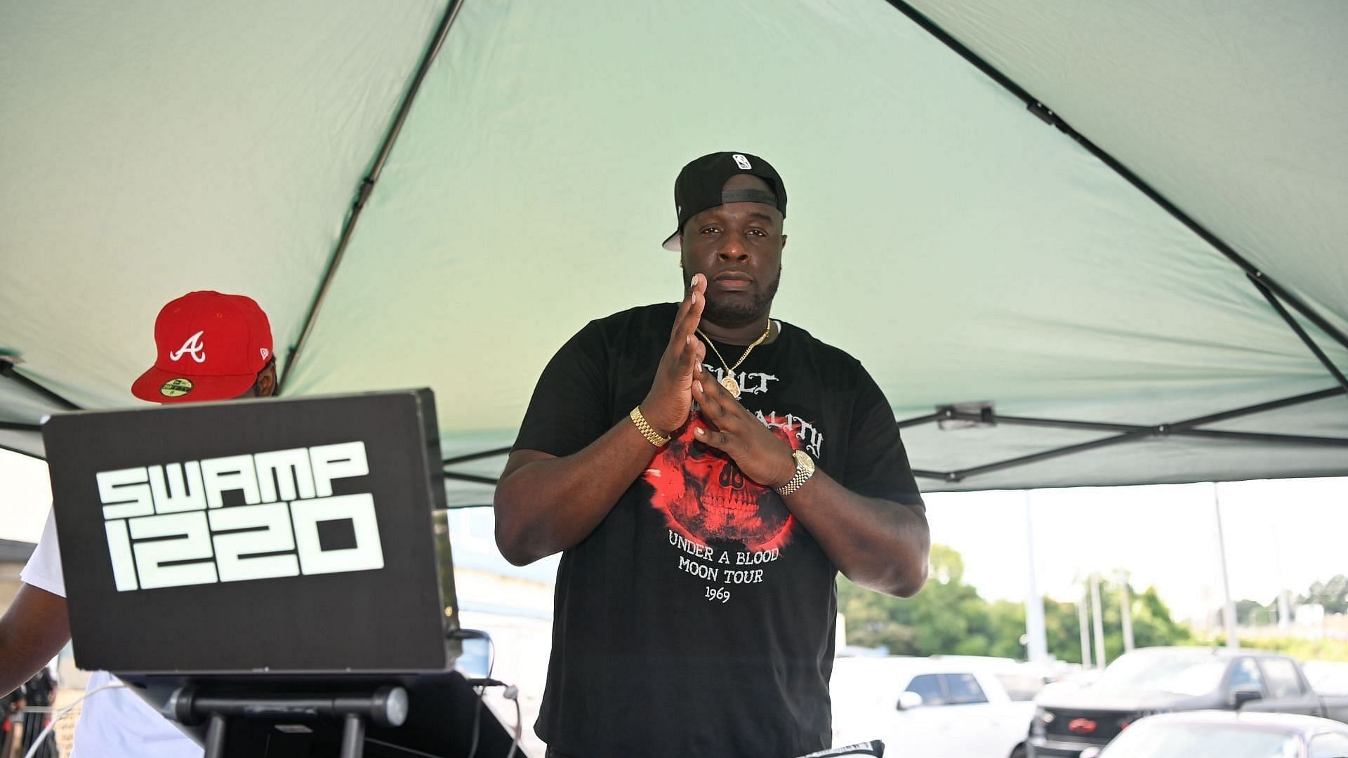 DJ Swamp Izzo attends 21 Savage&#039;s 7th Annual &quot;Issa Back To School Drive&quot; on August 7, 2022, in Atlanta, Georgia. (Image via Getty/Prince Williams)