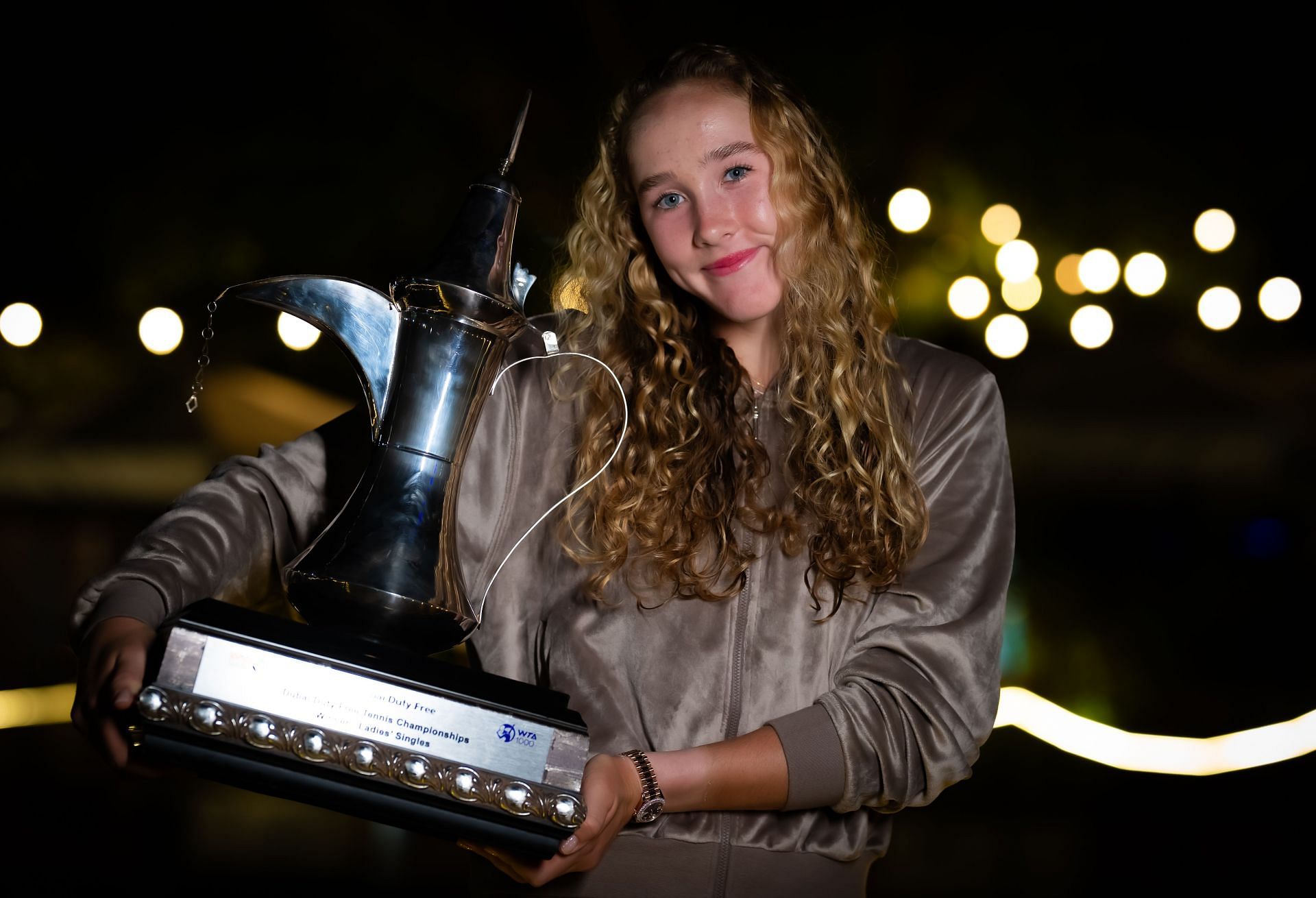 Mirra Andreeva with her Dubai trophy - Source: Getty