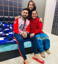 Rishabh Pant’s Mother Image