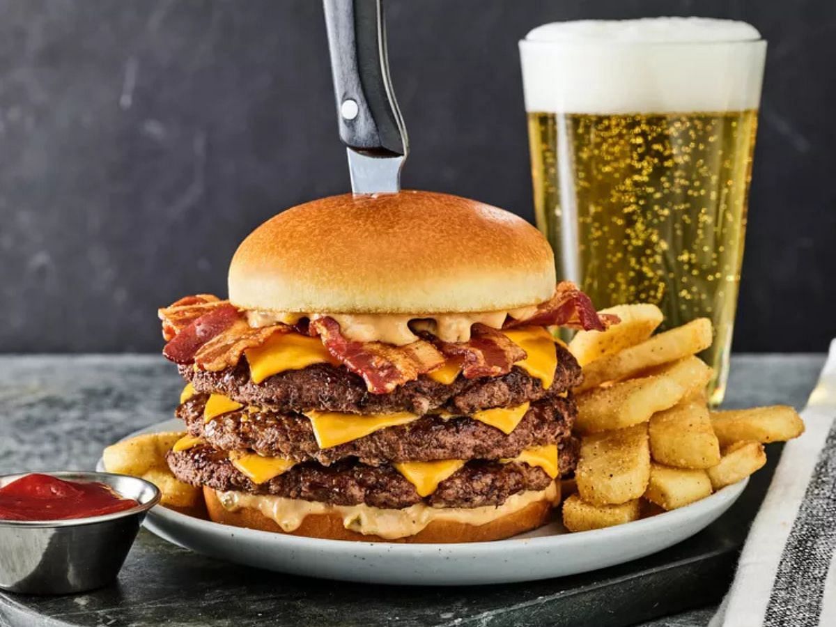 Buzzer Beater Bacon Cheeseburger (Image credits: Red Robin)