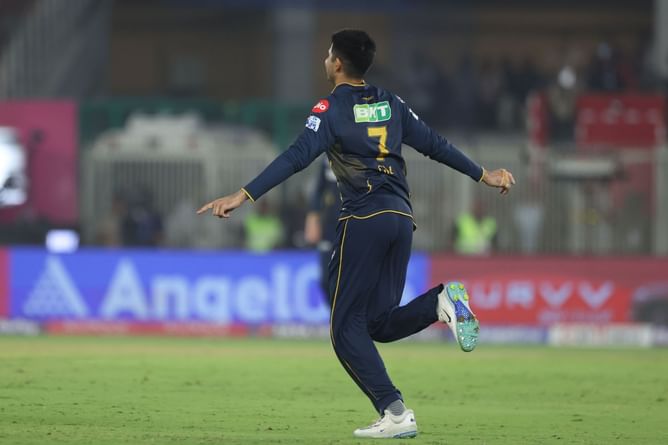 Female fan jumps in joy after getting Shubman Gill's autograph ahead of RCB vs GT IPL 2025 match [Watch]