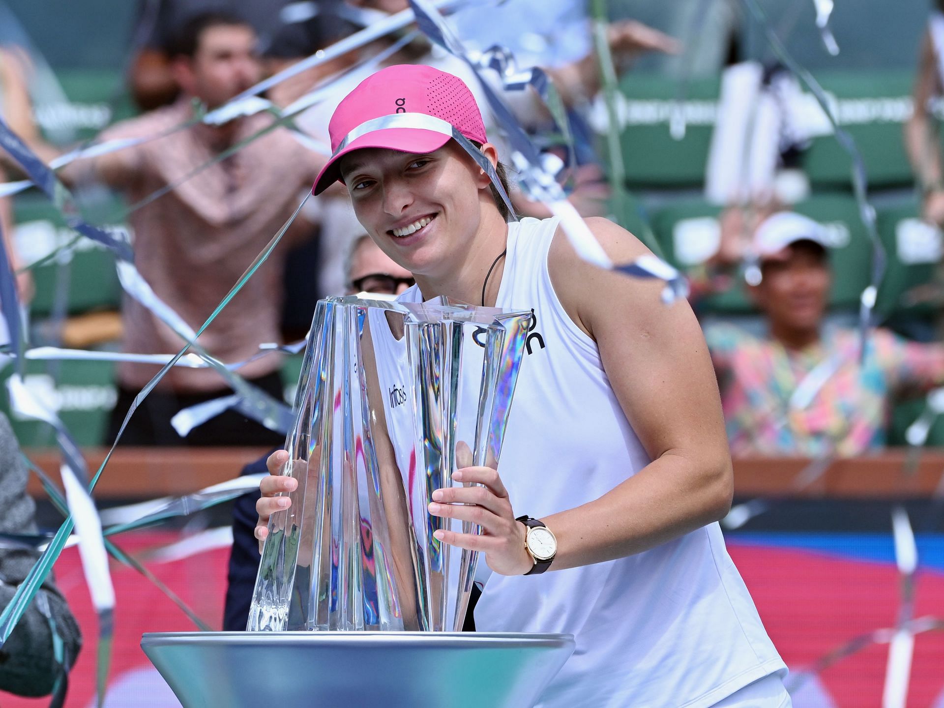 Iga Swiatek with the 2024 Indian Wells trophy. (Source: Getty)