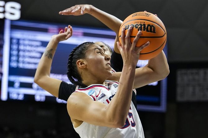 Azzi Fudd makes an emphatic statement in return to the NCAA Tournament