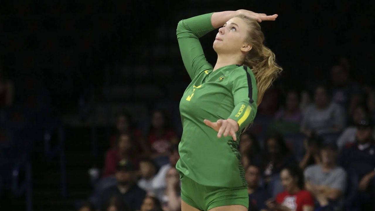 Brooke Nuneviller playing for Oregon Ducks during a match against Arizona Wildcats (Image via: Getty Images)