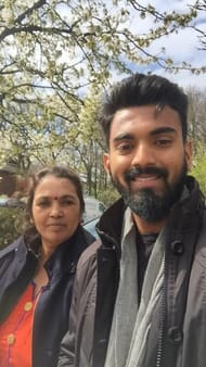 KL Rahul's Mother Image