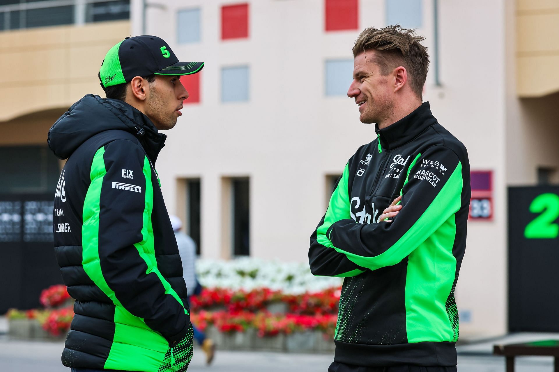 Gabriel Bortoleto and Nico Hulkenberg during the Formula 1 Testing in Bahrain - Source: Getty