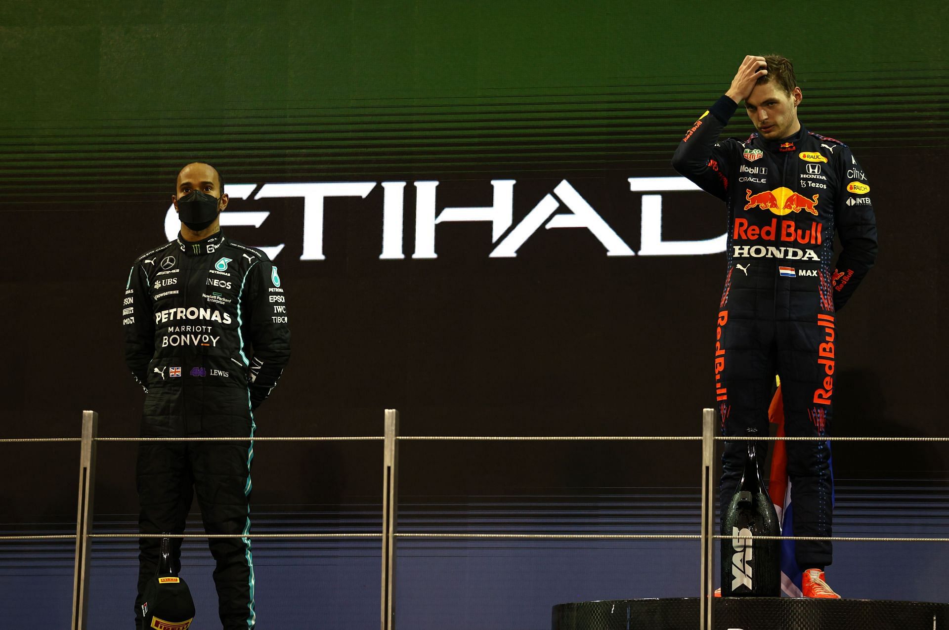 Lewis Hamilton (L) and Max Verstappen (R) at the 2021 Abu Dhabi Grand Prix - Source: Getty