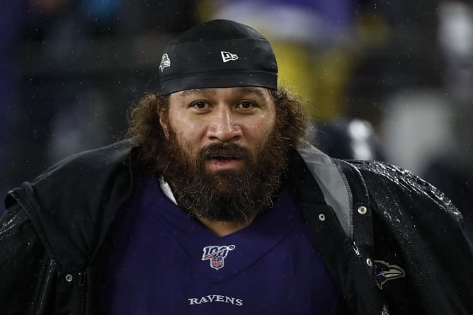 "Dominate the classroom": 15-year NFL vet turned coach Domata Peko talks to Colorado athletes from personal experience
