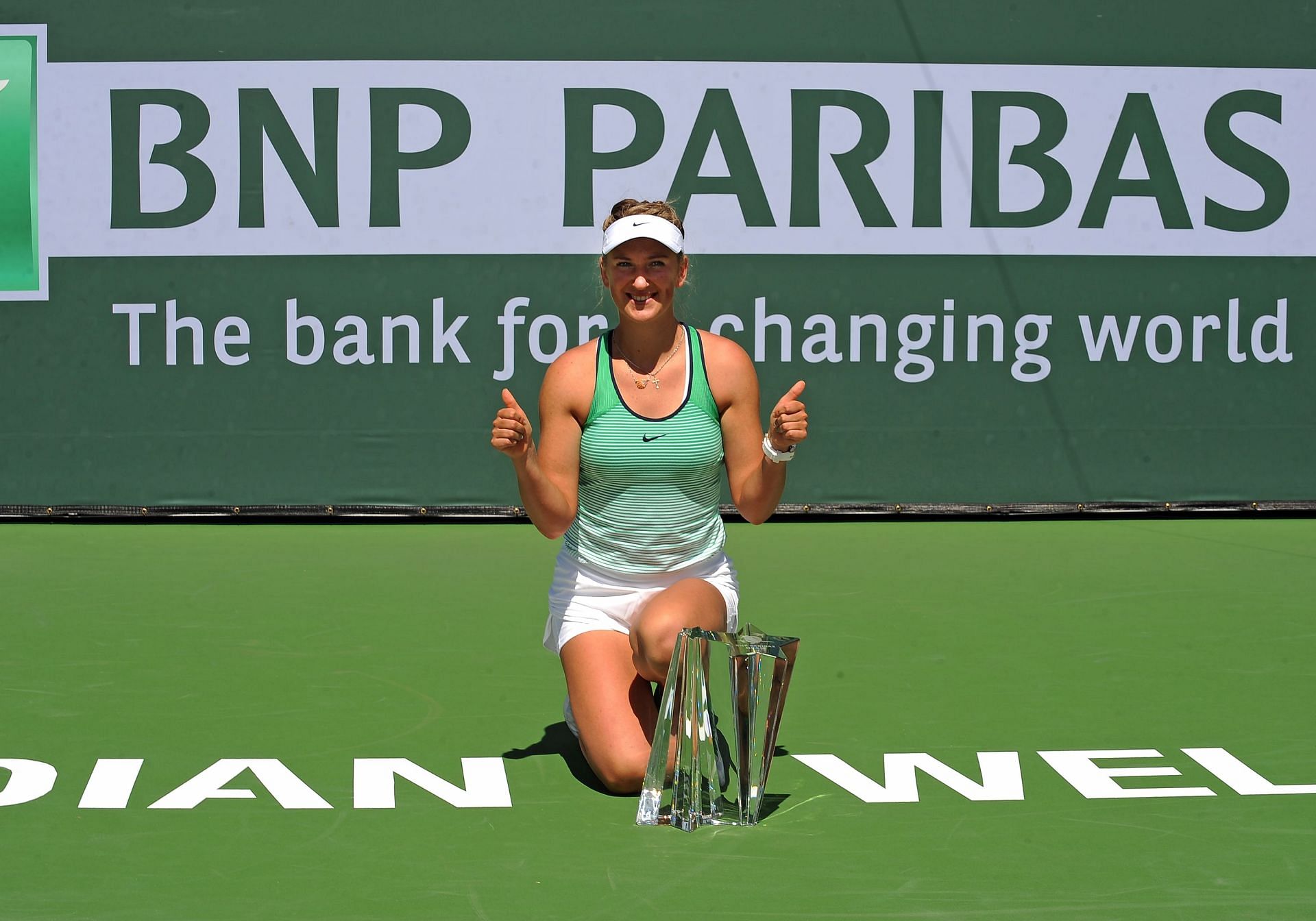 Victoria Azarenka poses with the Indian Wells title in 2016 | Image Source: Getty