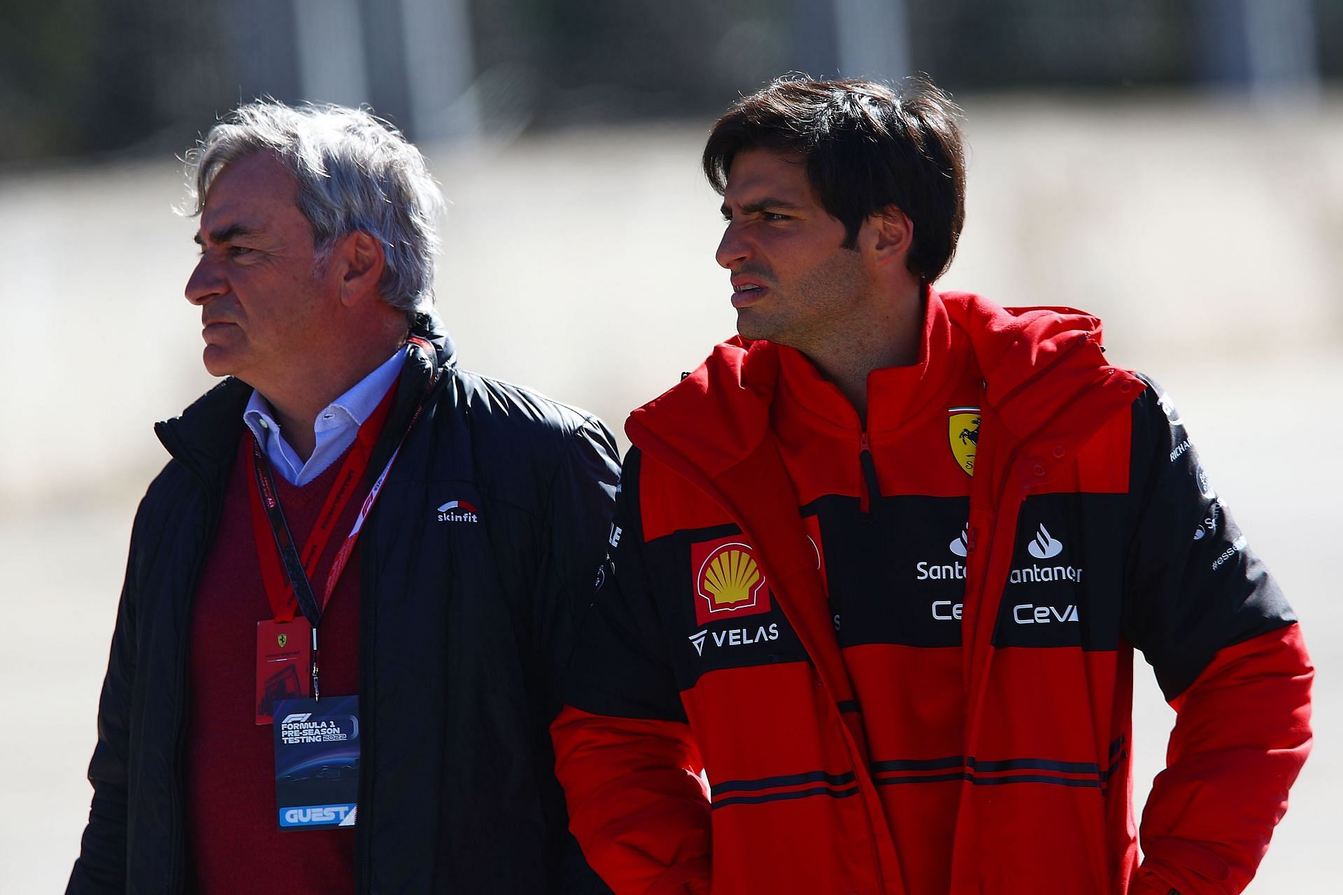 Carlos Sainz and his father during the 2022 Formula 1 Testing in Barcelona - Source: Getty