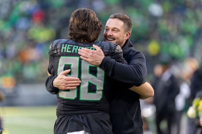 "Someone’s gotta bring home an Oregon Natty someday": Fans react as Ducks RB commit tries to recruit No. 1 QB Jared Curtis