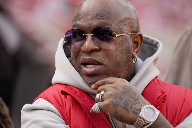 "They know he gone talk too long" — Internet reacts to Lil Wayne and Hotboys leaving Birdman on stage mid-speech