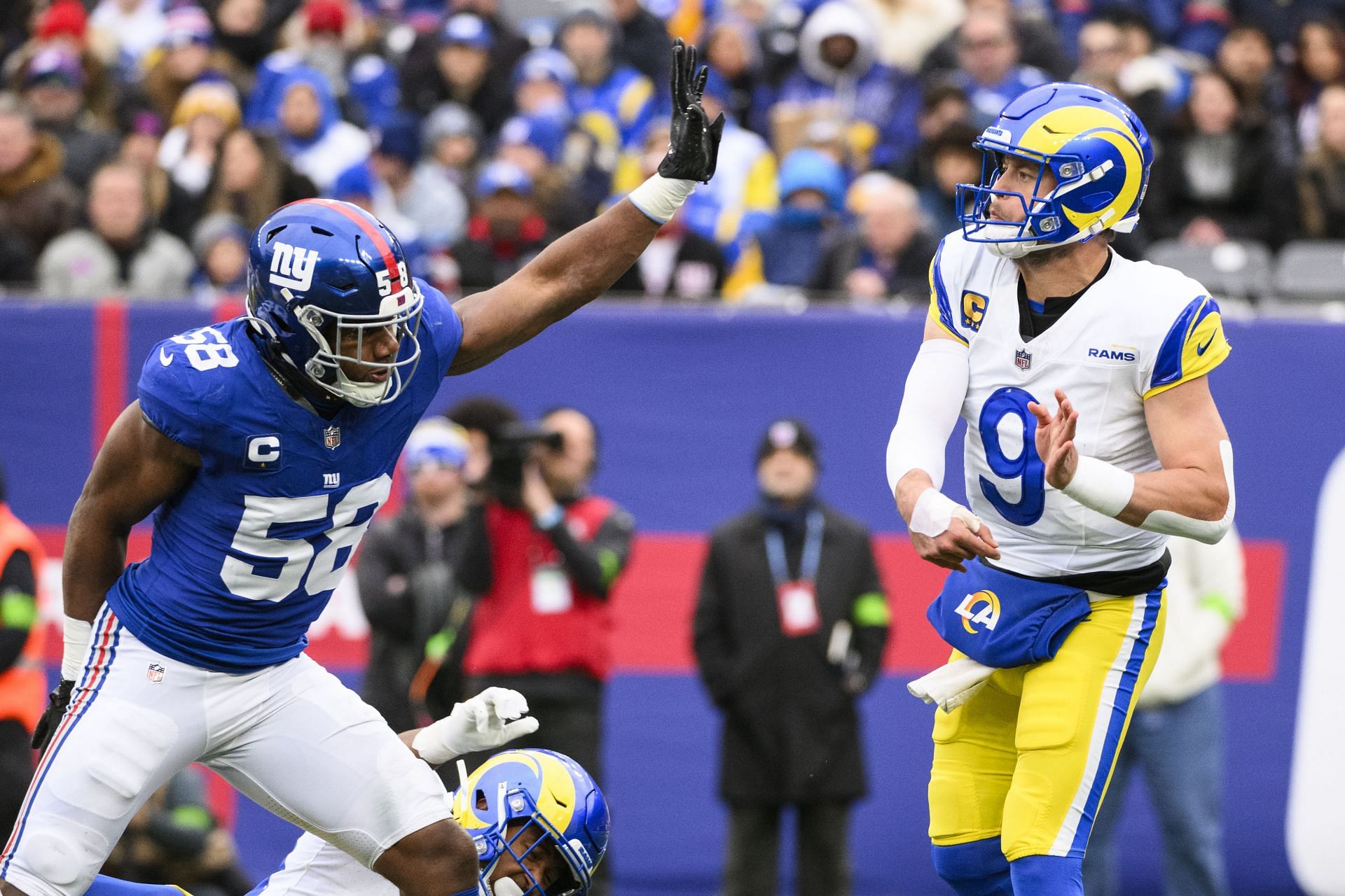 Matthew Stafford is in action for the Los Angeles Rams in an NFL game. (Credits: Getty)