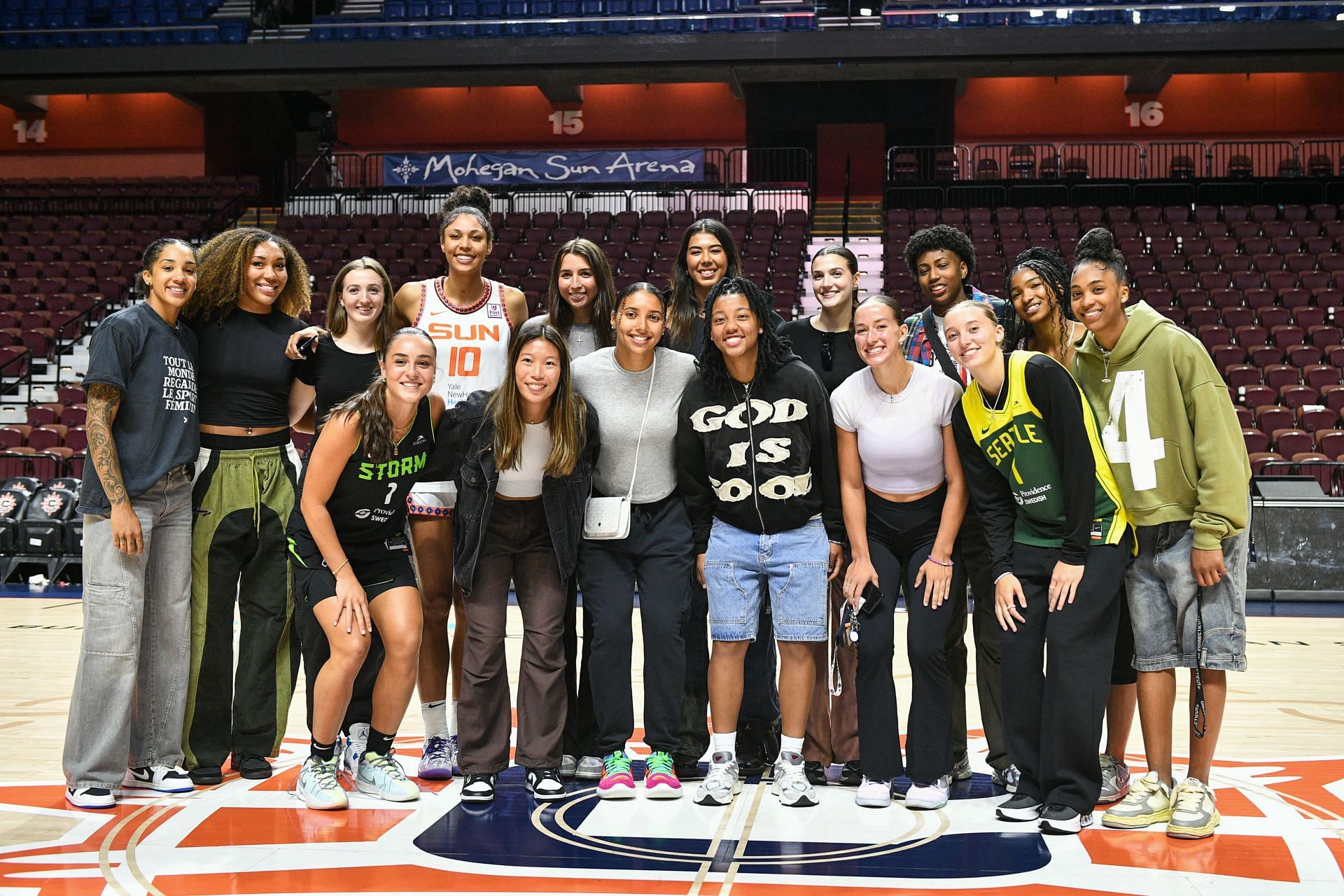 The 2024-25 UConn Huskies and their WNBA alumni - Source: Getty