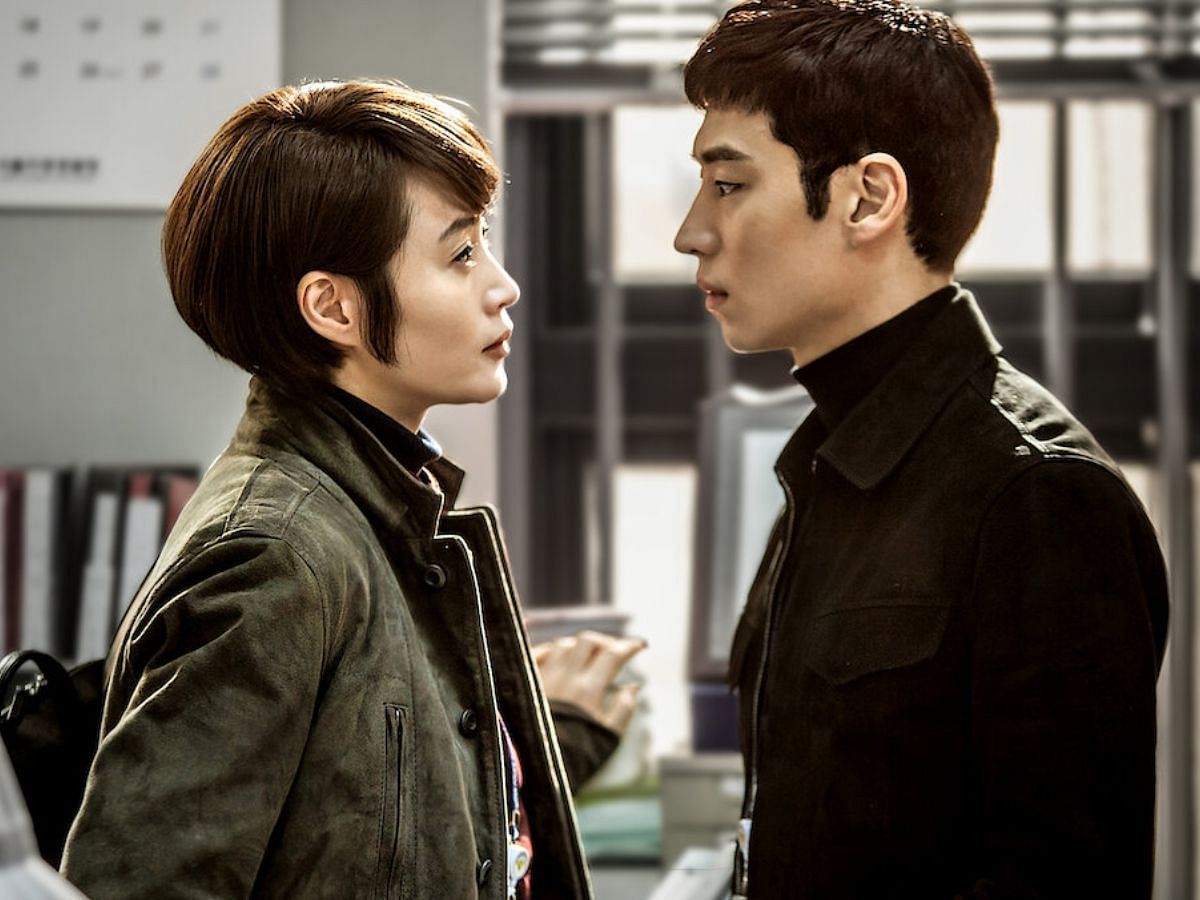 Lee Je-hoon and Kim Hye-soo for Signal (Image via Netflix)