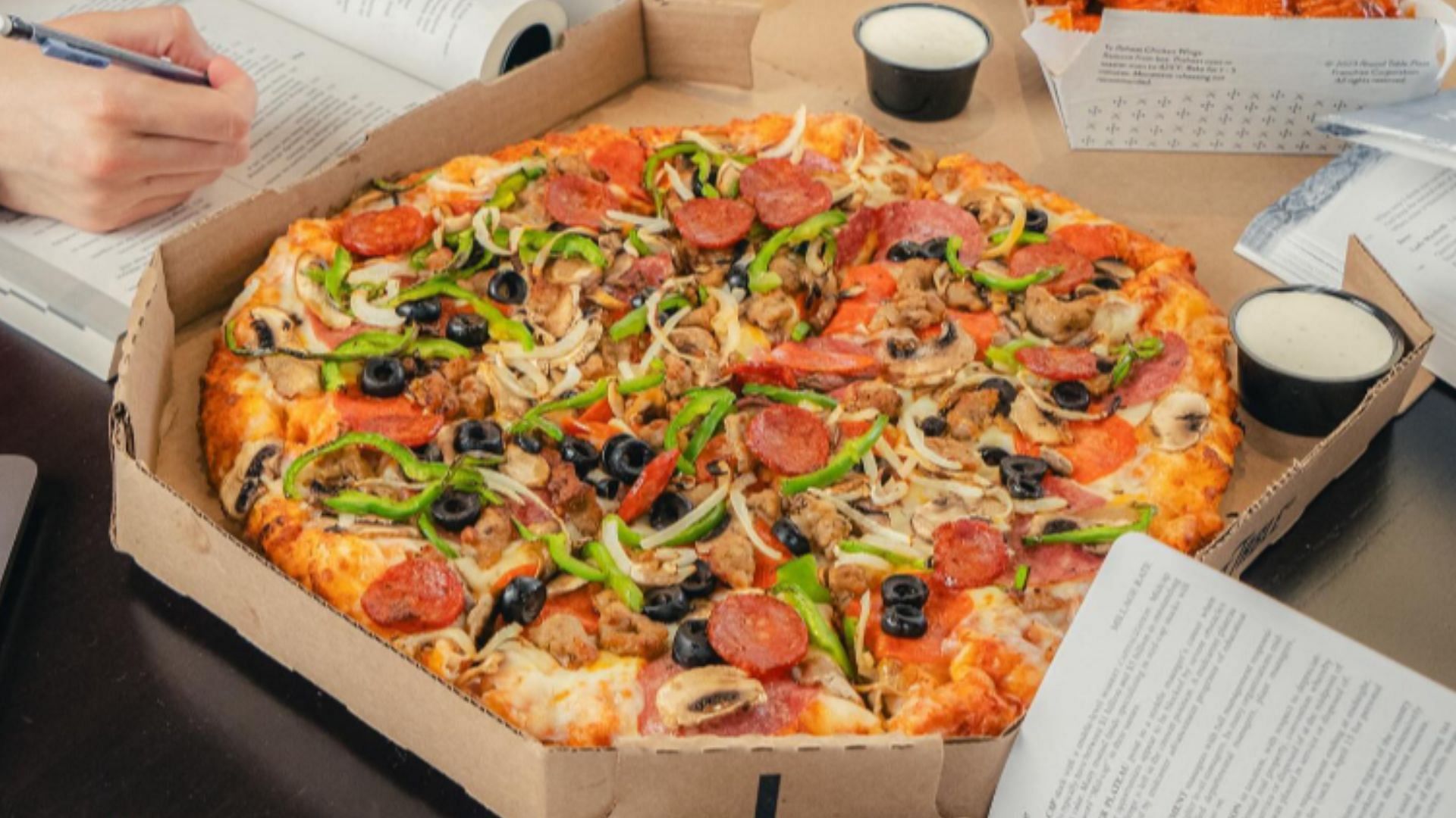 Royal Rewards members get a single-topping pizza for $3.14 with a L or XL pizza (Image via Round Table Pizza)