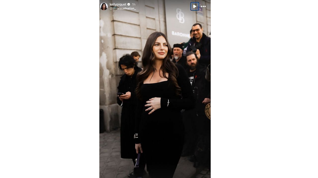 Kelly Piquet flaunting her baby bump at a fashion show [Image Source: @kellypiquet/Instagram]