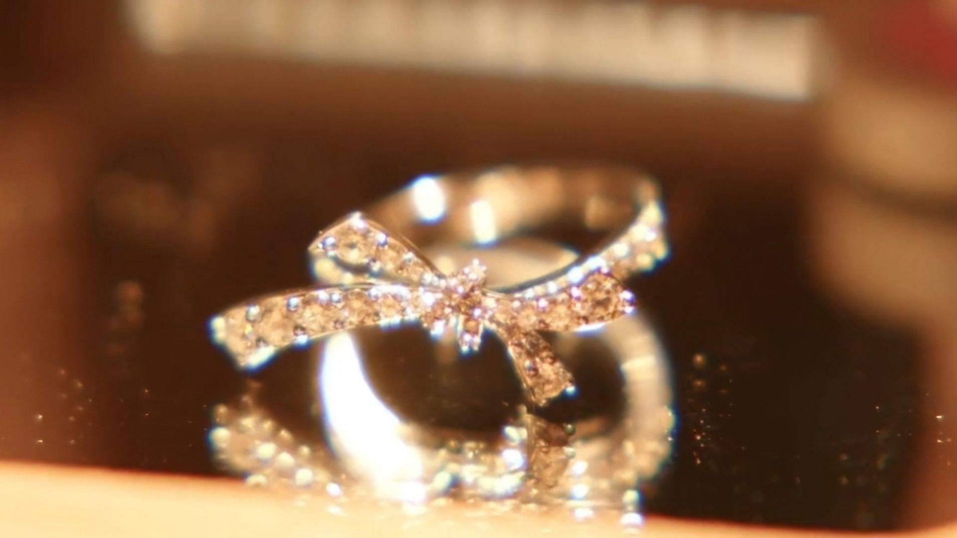 The engagement ring shaped like a ribbon (Image via Youku)