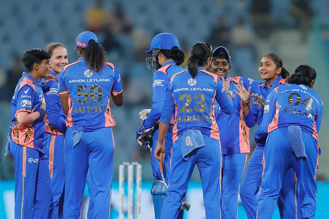 WPL 2025 : मुंबई इंडियंस की जबरदस्त जीत, ऑलराउंडर खिलाड़ी ने बरपाया कहर; प्लेऑफ में पहुंचना हुआ तय!