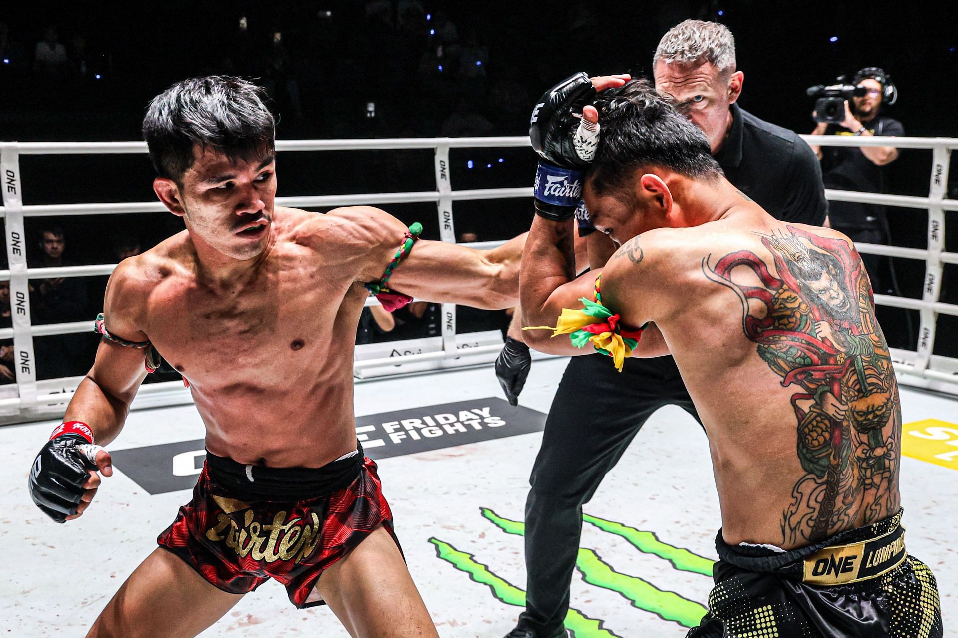 (From left) Nakrob Fairtex and Puengluang Baanramba in action at ONE Friday Fights 101.