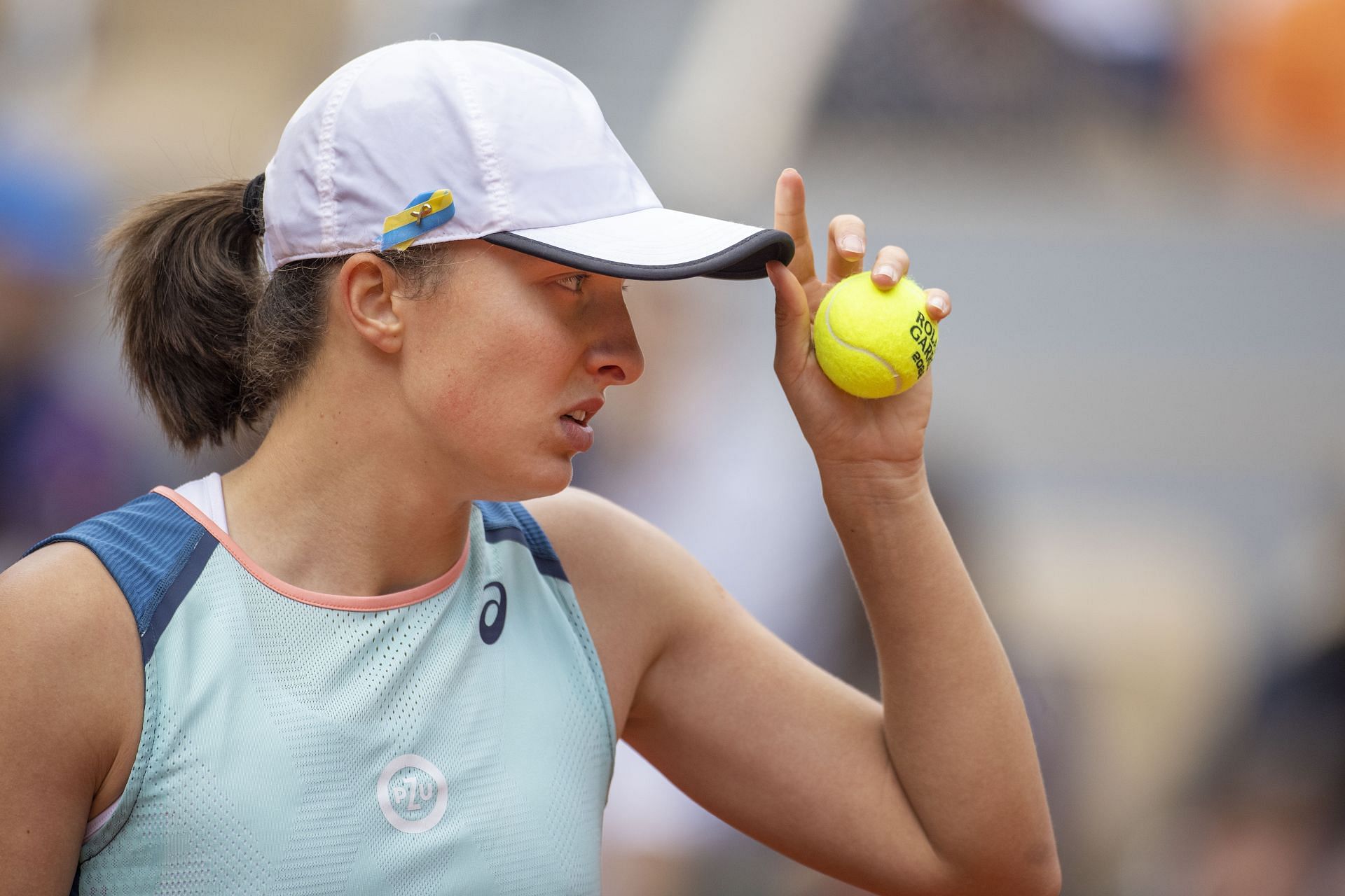 Iga Swiatek sports ribbon supporting Ukraine at Roland Garros 2022 | Image Source: Getty