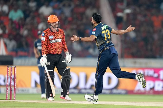 "DSP Siraj arresting Travis Head" - Fans react after Mohammed Siraj gets rid of Australian left-hander early in SRH vs GT IPL 2025 match