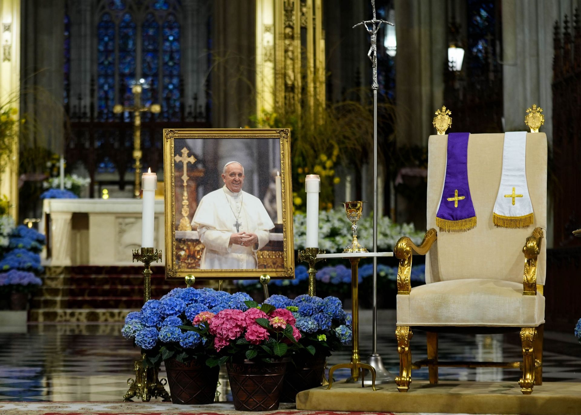 Catholics in New York commemorate Pope Francis following his death - Source: Getty