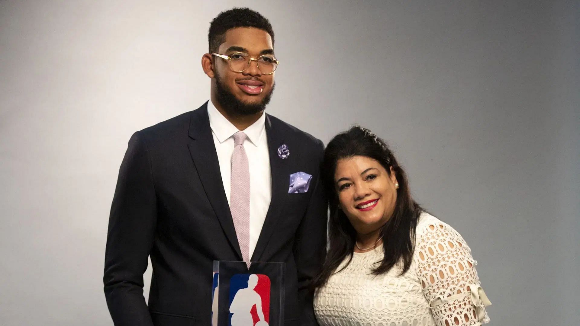 Karl-Anthony Towns remembers mom Jacqueline Cruz on her death anniversary with wholesome throwback pic. (Photo: GETTY)