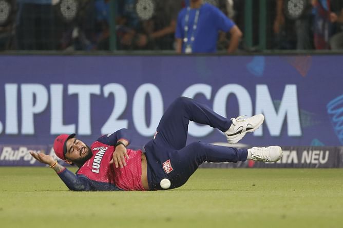 Riyan Parag drops a sitter from Phil Salt off Fazalhaq Farooqi's bowling early in RCB vs RR IPL 2025 match [Watch]