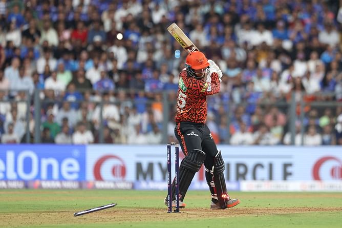 Jasprit Bumrah knocks over dangerous Heinrich Klaasen for 37 with a full toss in MI vs SRH IPL 2025 match