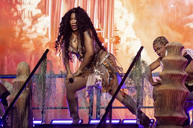 "They were cooking song of the year" - Fans react as Frank Ocean and SZA are spotted in the studio together amid cryptic Billboard