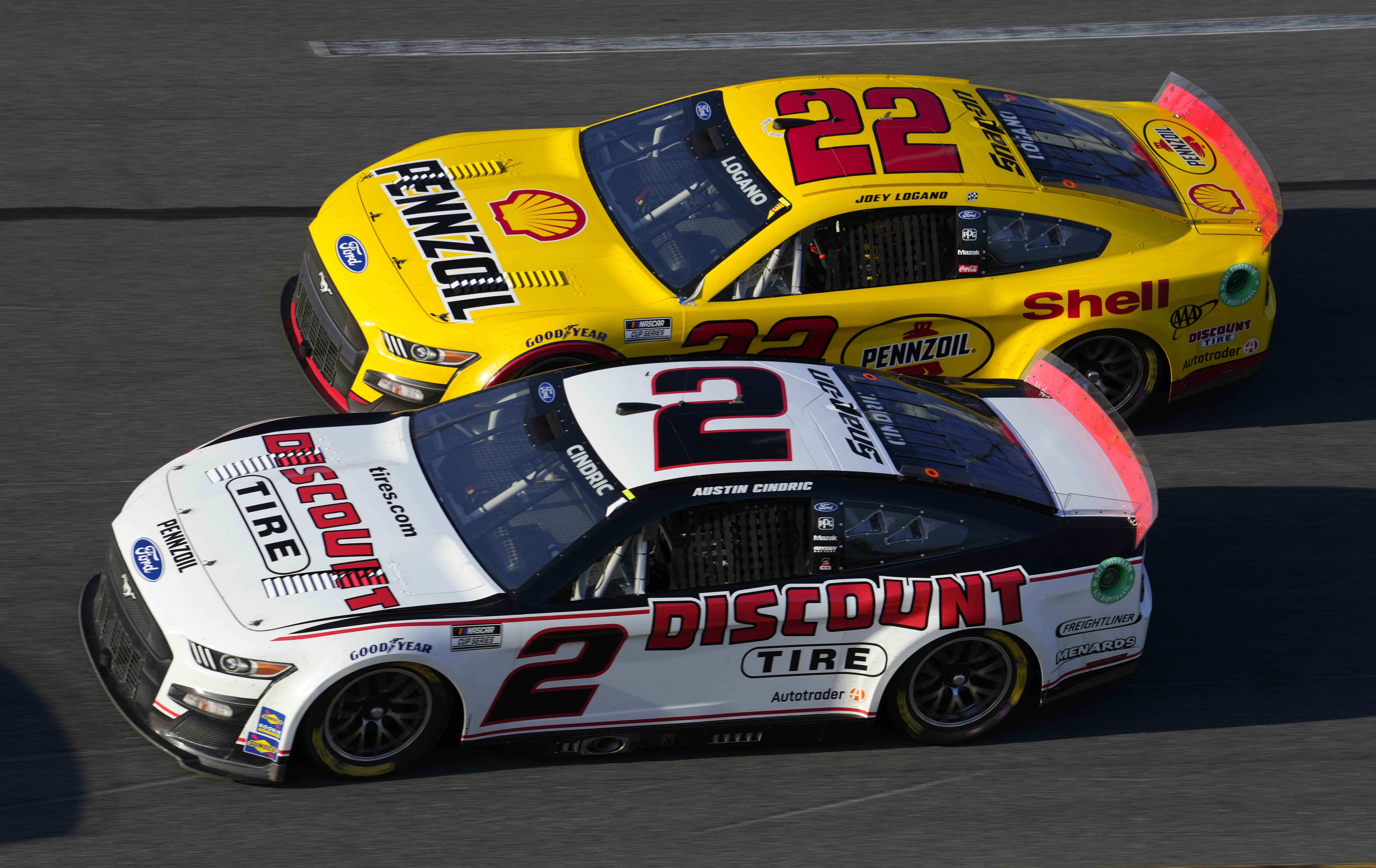 Austin Cindric (2) and driver Joey Logano (22) during the Daytona 500 at Daytona International Speedway, February 20th 2022- Source: Imagn