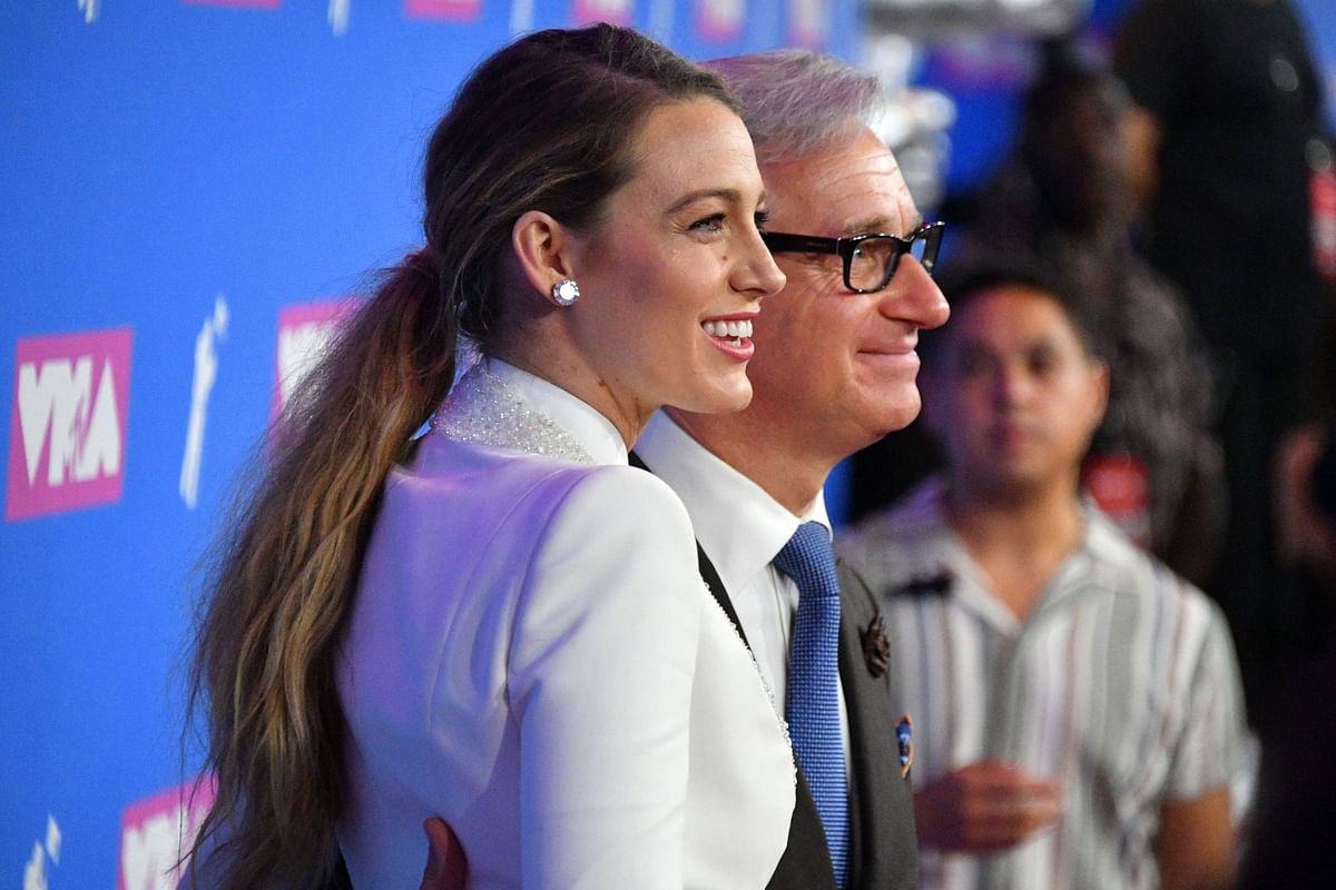Kjersti Flaa says Paul Feig "is lying" after he answers question seemingly hinting at Blake Lively vs. Justin Baldoni at Another Simple Favor premiere