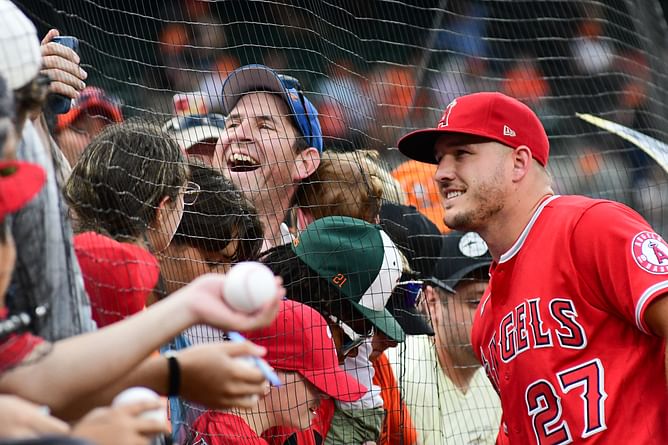 Young Rays fan’s priceless reaction to Mike Trout’s autograph goes viral